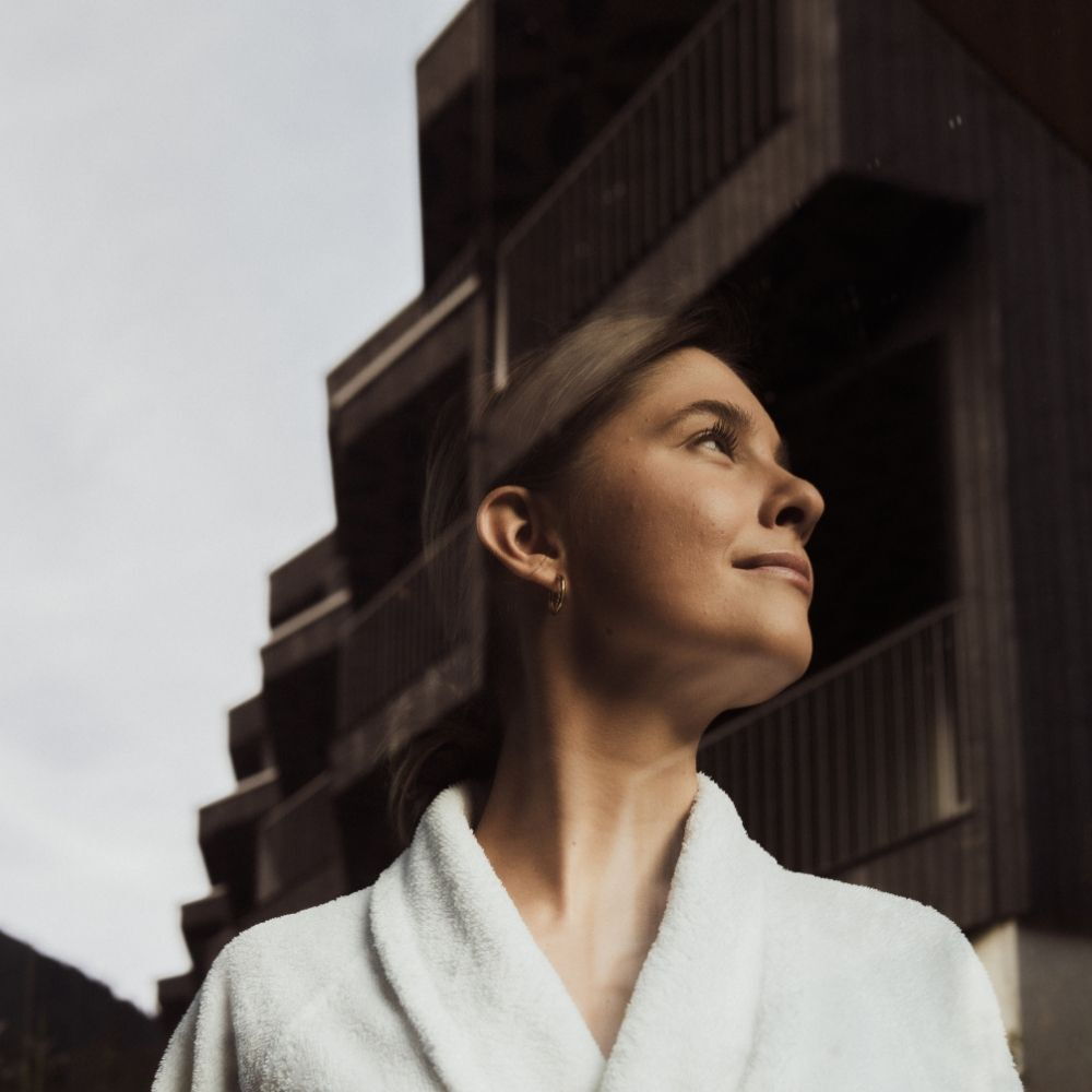 Frau entspannt im Wellnesshotel AMRAI in Schruns im Montafon in ruhiger Atmosphäre