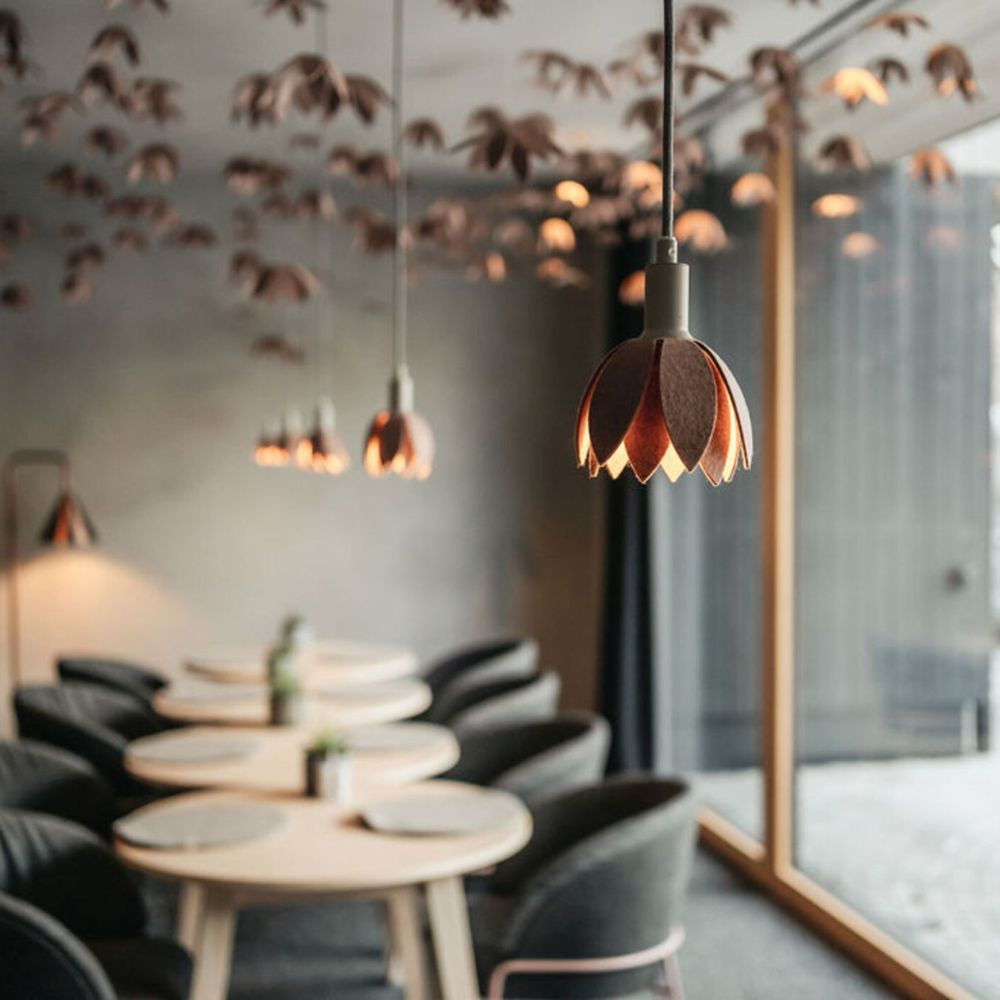Designorientierter Essbereich im AMRAI in Vorarlberg mit hochwertiger Innenarchitektur