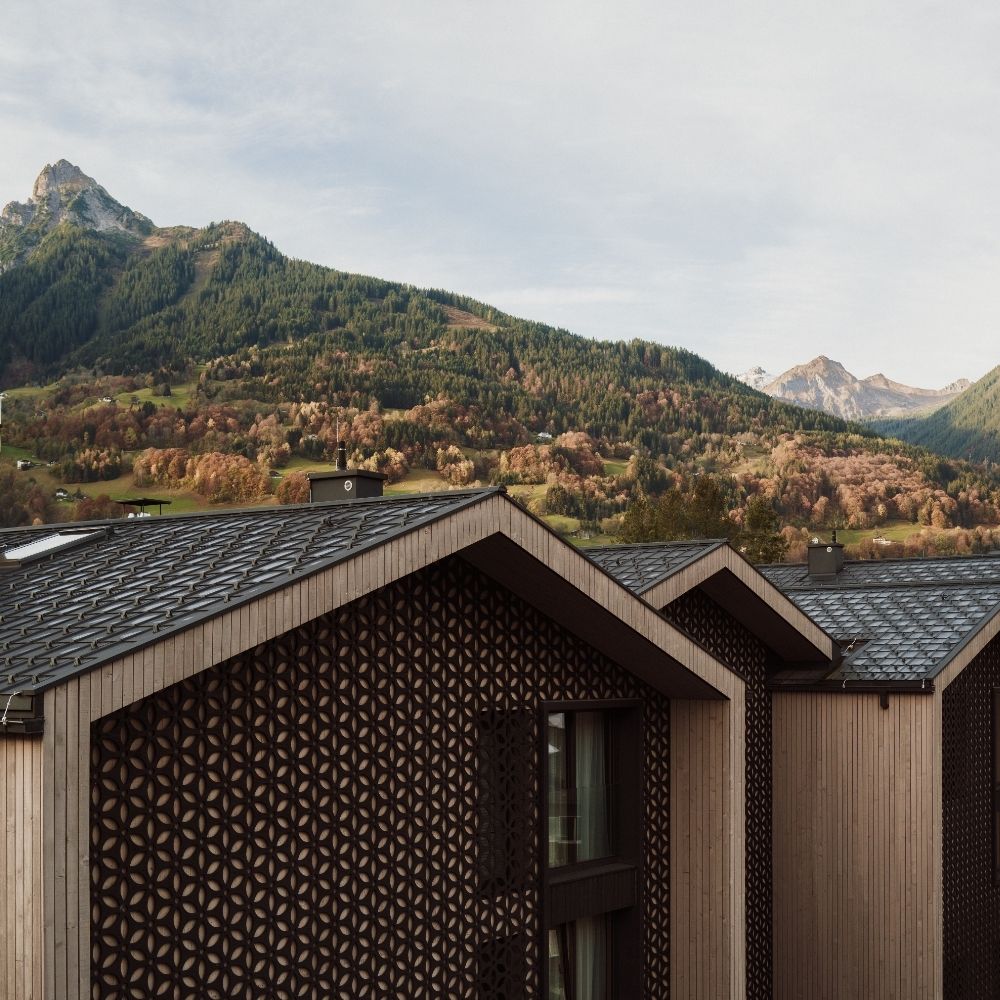 Außenfassade des AMRAI in Schruns in Vorarlberg mit moderner Architektur