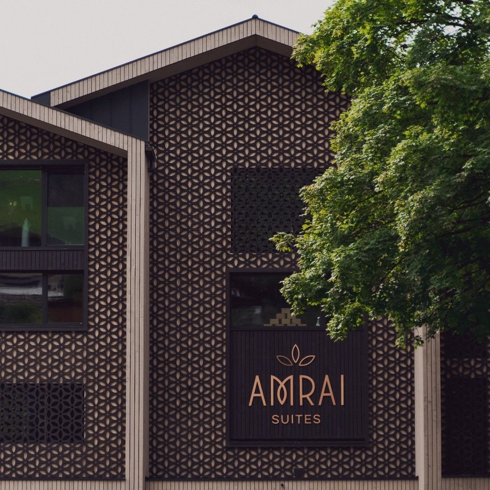 Außenfassade des AMRAI in Schruns in Vorarlberg mit moderner und klarer Architektur