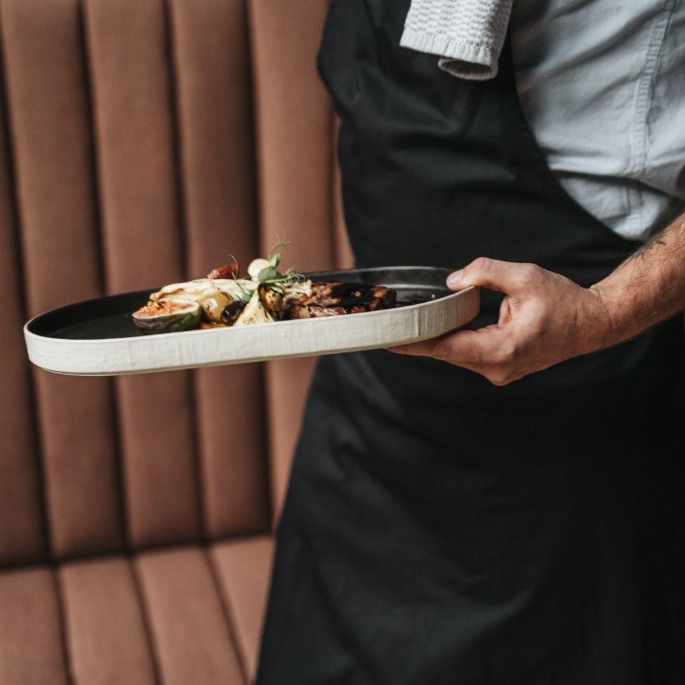 Fine Dining im Restaurant des AMRAI in Vorarlberg mit hochwertiger Präsentation