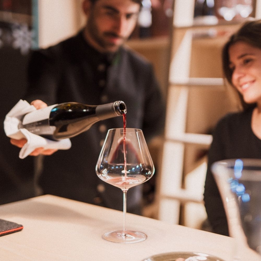 Wein wird im AMRAI in Schruns im Montafon stilvoll eingeschenkt im Restaurant