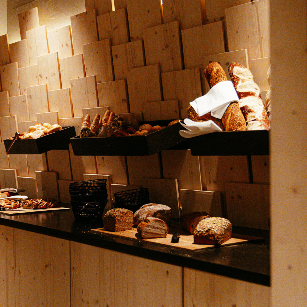 Frühstücksbuffet im Wellnesshotel AMRAI in Schruns im Montafon mit frischen und regionalen Produkten