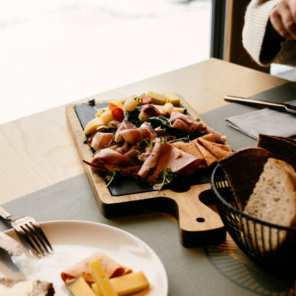 Frühstücksbuffet im Wellnesshotel AMRAI in Vorarlberg mit stilvollem Ambiente