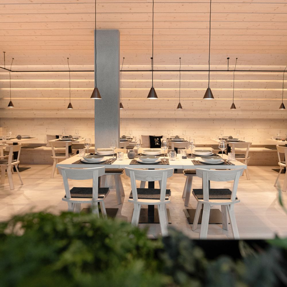 Essbereich im AMRAI in Schruns im Montafon mit stilvollem Ambiente und moderner Innenarchitektur