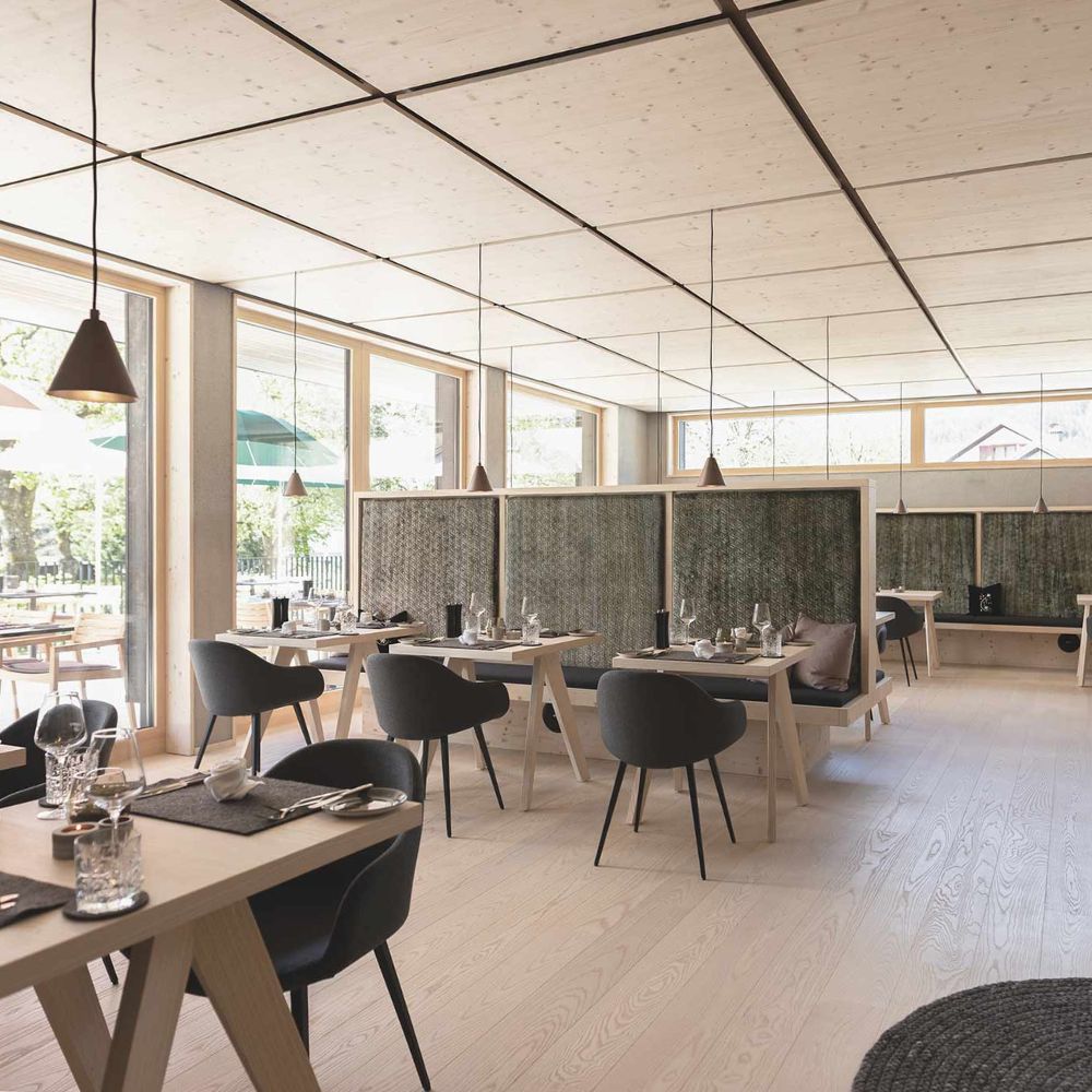 Stilvoller Essbereich im AMRAI in Schruns im Montafon mit modernem Design und eleganter Atmosphäre