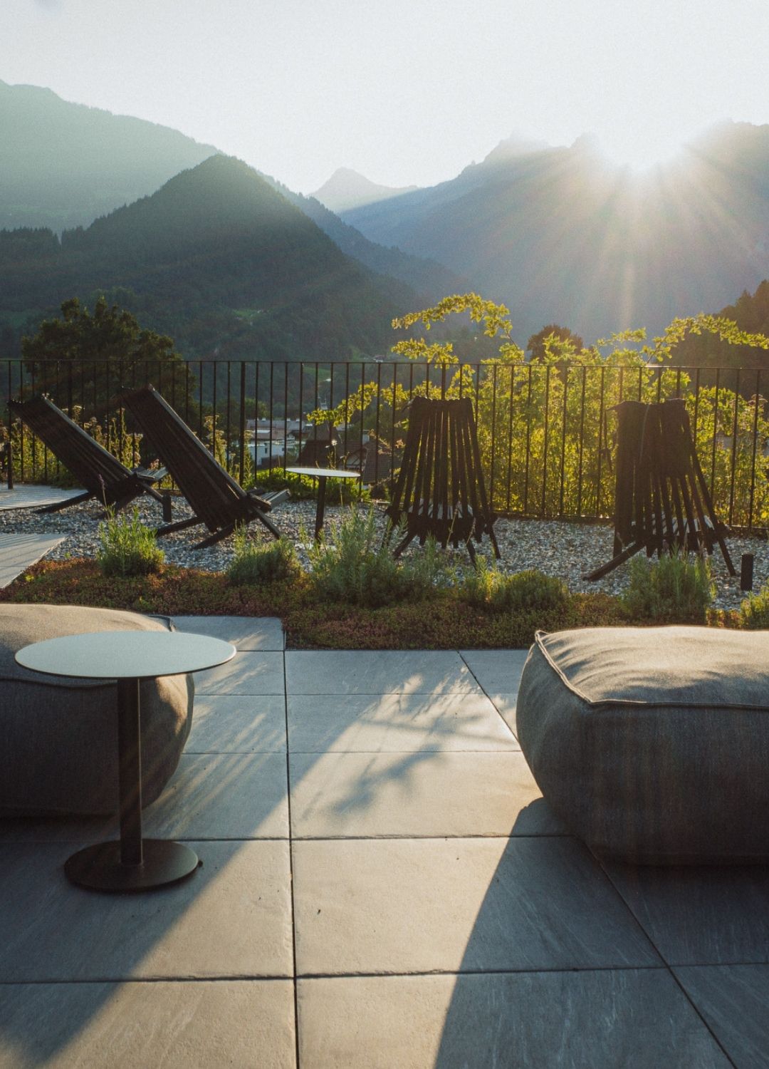 Außenansicht des AMRAI Suites in der Naturkulisse Vorarlbergs