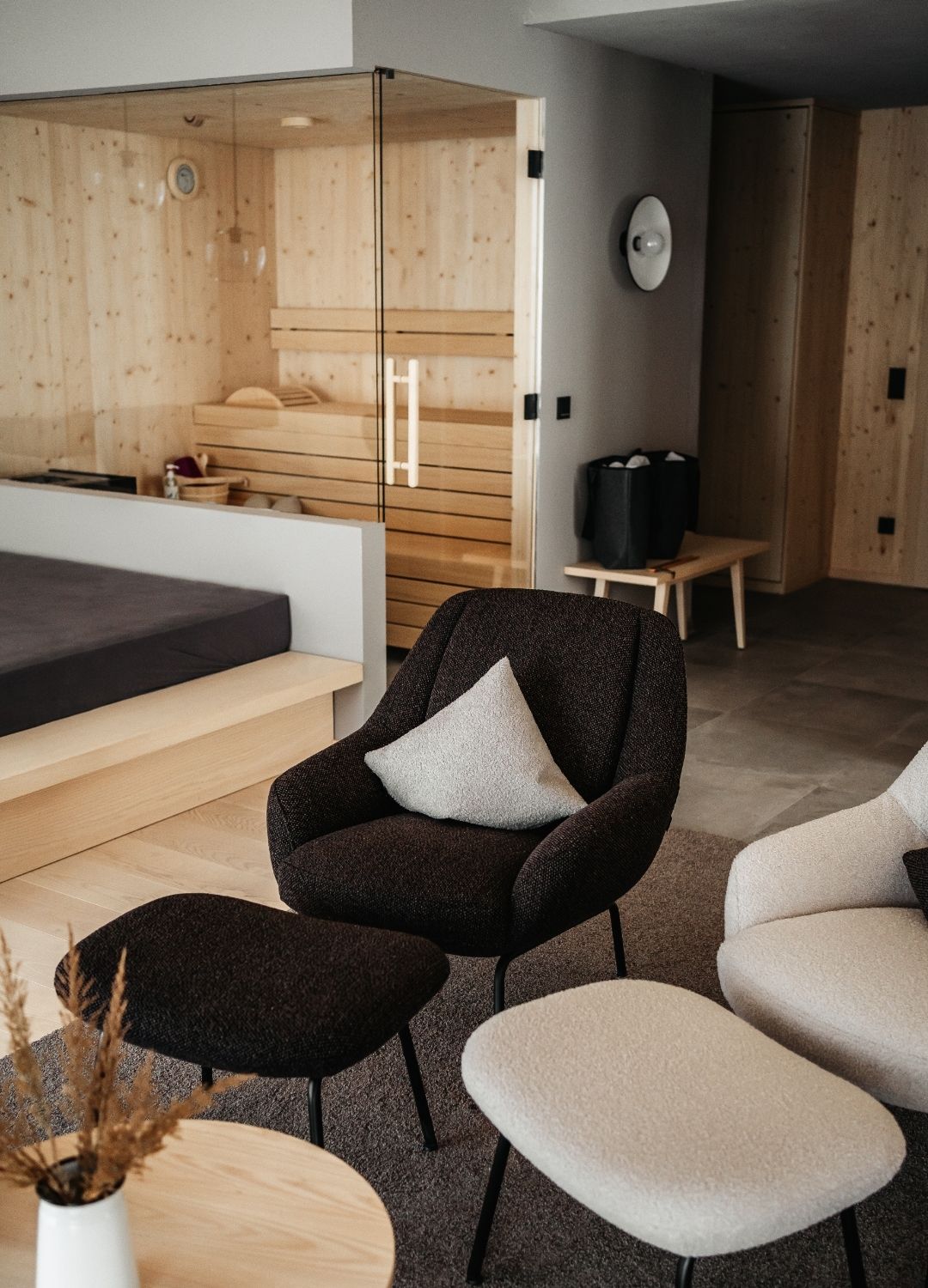 Gäste genießen Komfort und Wellness im AMRAI Suites